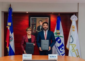 Kirsis Jáquez, presidenta ejecutiva Asociación Dominicana de Administradoras de Fondos de Pensiones y Francisco A. Torres, superintendente de Pensiones. | Fuente externa.