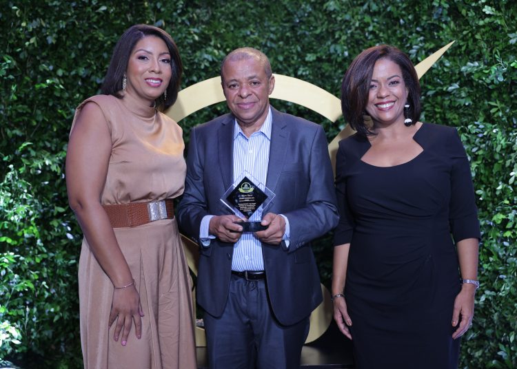 Kirsy Aristy, Ramón Padilla y Dania Heredia, equipo Cemex en premiación de Indocal. - Fuente externa.