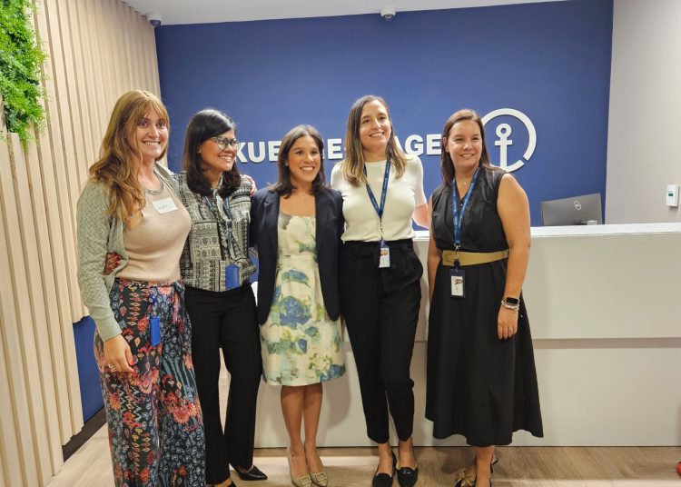 Ejecutivas de Kuehne+Nagel durante un recorrido en las ofininas de la empresa en Panamá.