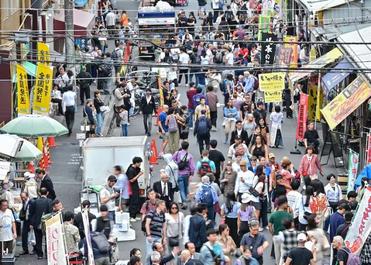 El número de puestos de trabajo disponibles por cada 100 personas en busca de empleo en Japón fue de 123 en el sexto mes de este año. - Fuente externa.