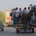 Grupo de migrantes viajando en un vehículo durante una caravana que se dirige a Ciudad de México - EFE/ Juan Manuel Blanco