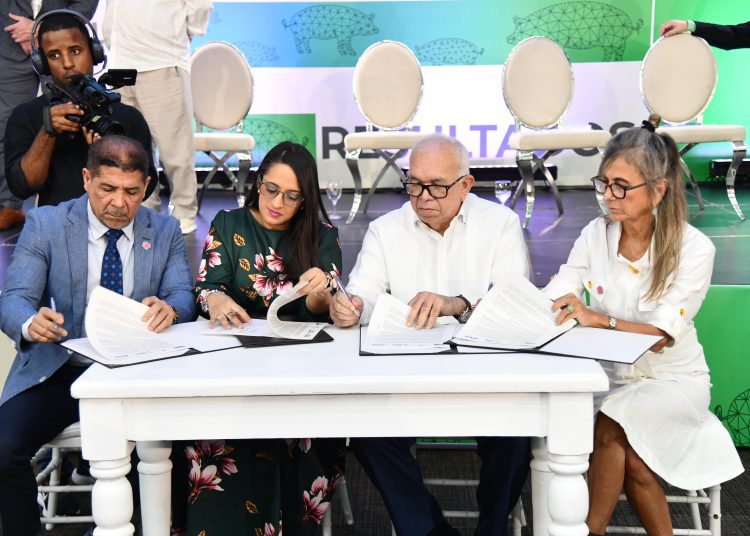 El acuerdo fue firmado por Fernando Durán, administrador del Bagrícola y Gina Rosario Díaz, representante en el país del IIC.- Fuente externa.