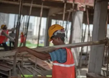 Puntualizó que los mayores niveles de precariedad se observan en agricultura y ganadería (88.6%), construcción (83.4%), transporte y comunicaciones (75.8%).