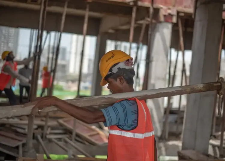 Puntualizó que los mayores niveles de precariedad se observan en agricultura y ganadería (88.6%), construcción (83.4%), transporte y comunicaciones (75.8%).