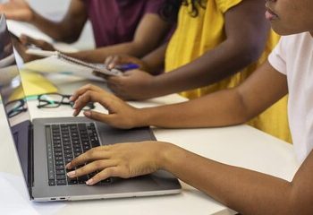 El estudio advierte que la falta de formación docente y el uso limitado de datos afectan la implementación tecnológica en la educación.