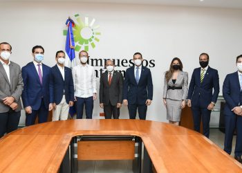 La junta directiva de ANJE reunida con Luis Valdez Veras, director de Impuestos Internos, en la sede de la DGII. | Fuente externa.