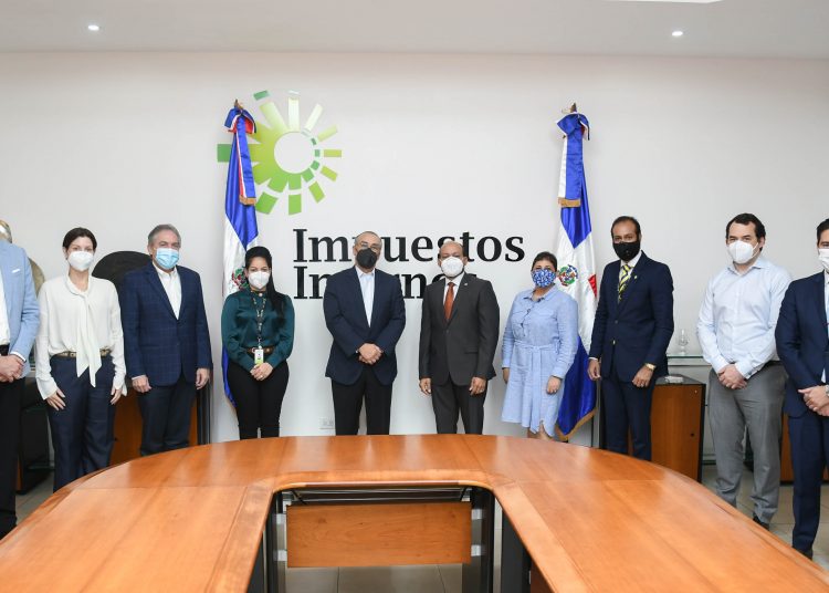 Reunión de los integrantes de la ONEC con las autoridades de Impuestos Internos.