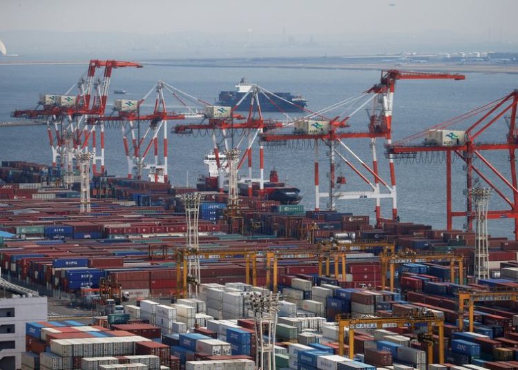 Contenedores en un puerto en Tokio, Japón. -   Reuters/Issei Kato.