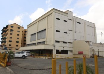 Local cerrado de La Cadena, en la avenida José Núñez de Cáceres. - Fotografía: Ronny Cruz.