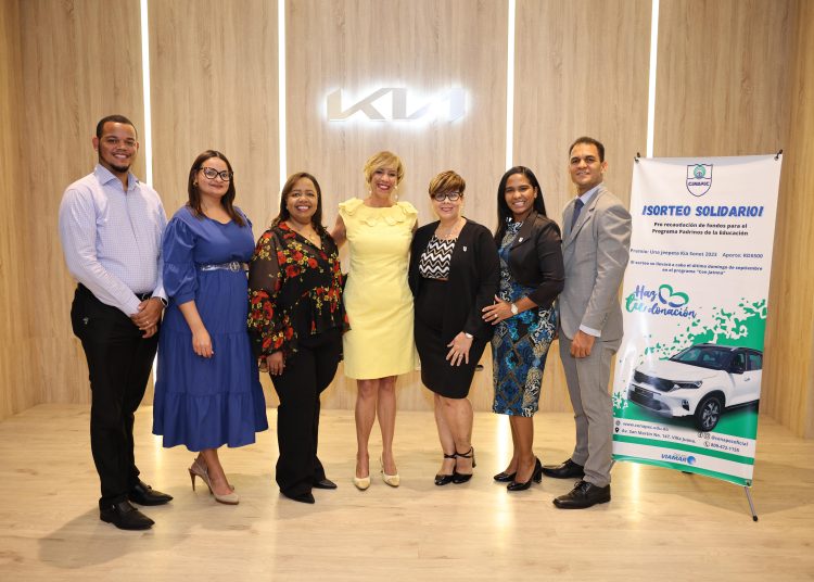 Pilar Constanzo, junto a los gerentes de Cenapec-min. Fuente externa.