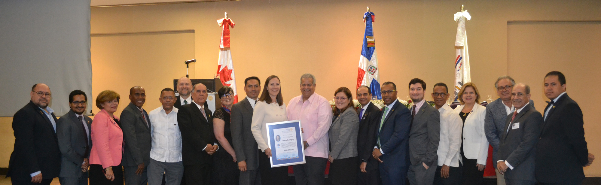 la embajadora de canadá junto a los miembros del club rotario