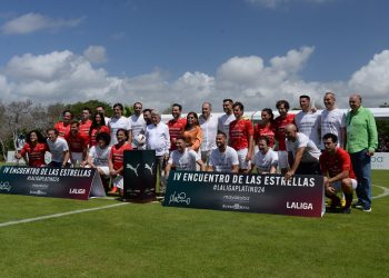 Ejecutivos de LaLiga y Premios Platino, junto a los jugadores del IV Encuentro de Estrellas. | Cortesía Premios Platino