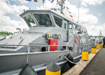 El guardacostas tiene capacidad de 20 toneladas de desplazamiento, tripulación de hasta 22 miembros y autonomía para operaciones de mediano alcance.