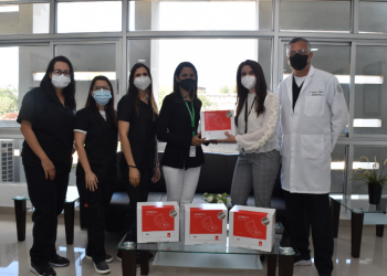 Coromoto Calil, Sheila Burdiez y Rogelio Cordeo, junto al cuerpo docente del área de Endodoncia