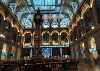 El índice de referencia del parqué nacional, el IBEX 35, ganó 58.6 puntos, ese 0.53%, hasta 11.090,9 puntos.