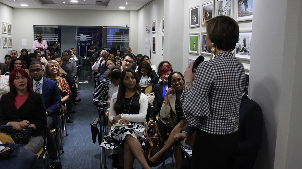 la consultora de la sipen junto a la nutrida asistencia.