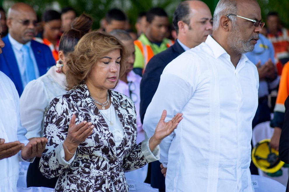 la diputada maría mercedes fernández cruz y el senador félix nova durnate la eucaristía