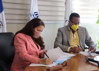 La directora de la ADESS, Digna Reynoso, y el titular de Pro Consumidor, Eddy Alcántara, en el momento que firman el acuerdo.