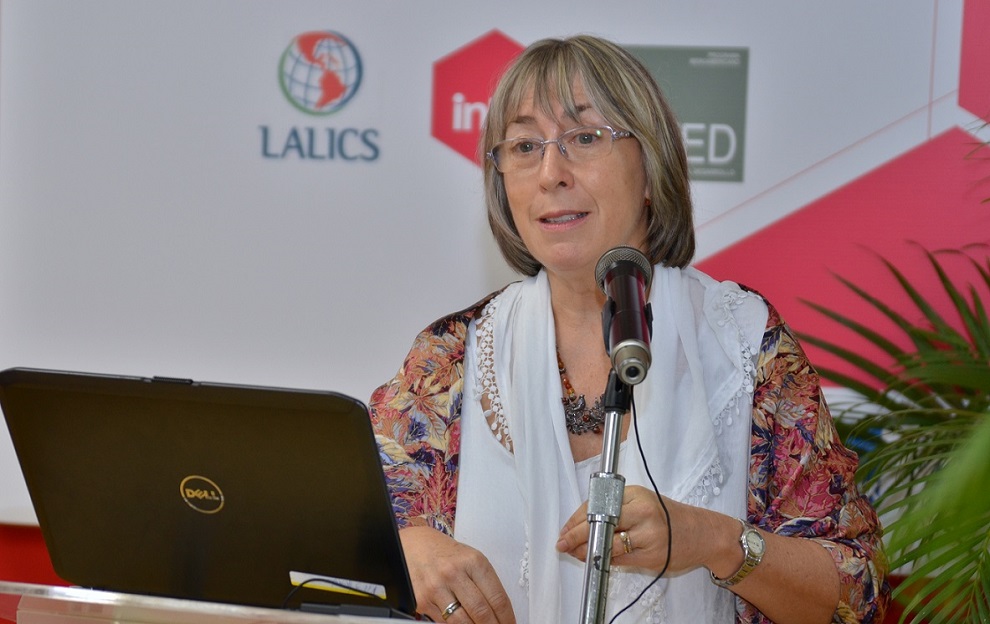 la doctora gabriela dutrénit durante su ponencia.