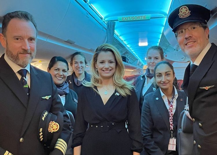 La embajadora Cohen junto a la tripulación.