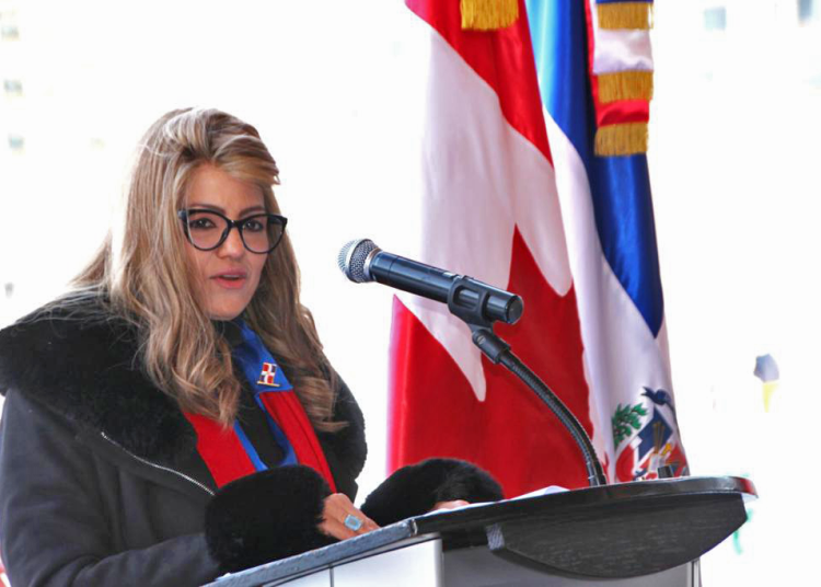 La embajadora dominicana en Canadá, Michelle Cohen, durante el acto de izamiento de la bandera dominicana en Ottawa.