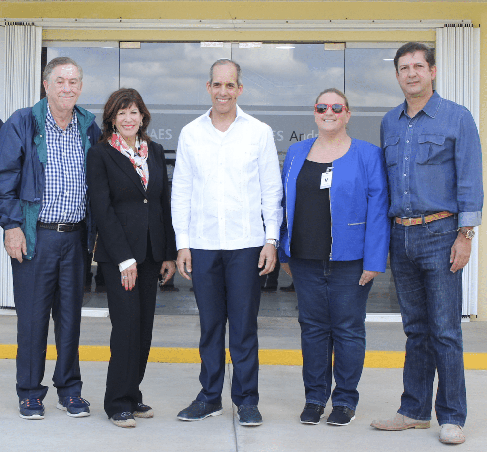 la embajadora de eeuu en visita a aes andrés