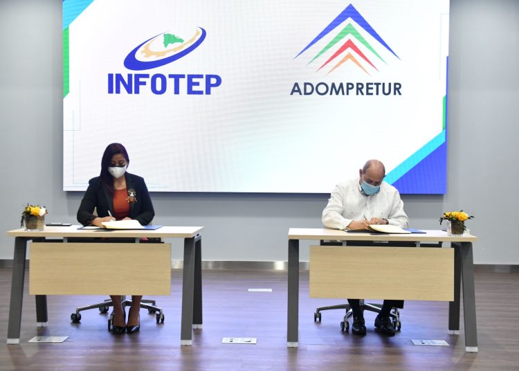 La presidenta de Adompretur, Yenny Polanco Lovera, y el director general del Infotep, Rafael Santos Badía.
