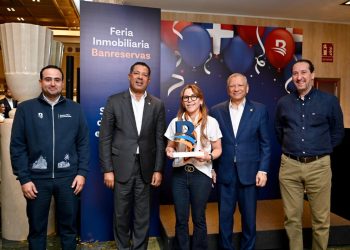 La ingeniera Ivette Santos recibió la distinción en representación de la empresa.