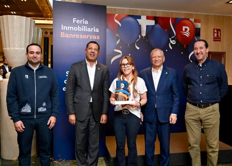 La ingeniera Ivette Santos recibió la distinción en representación de la empresa.