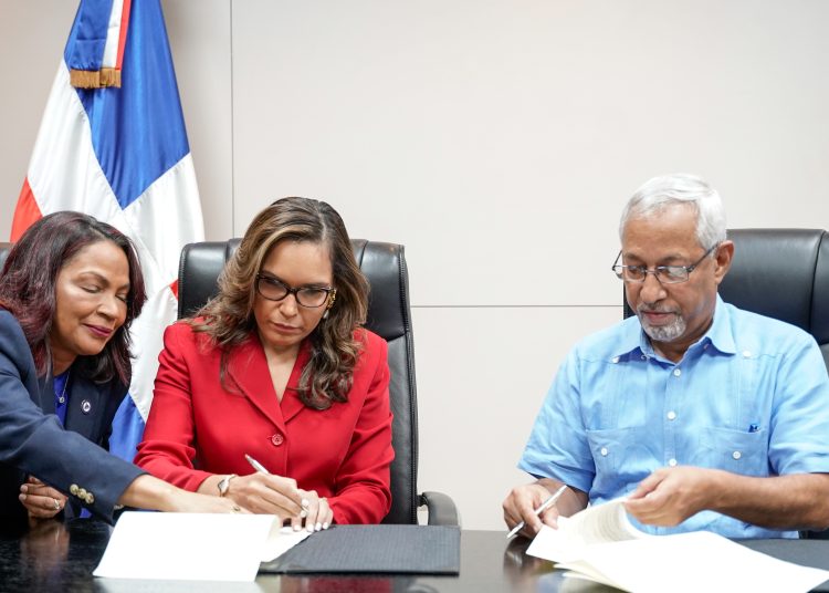 La presidenta de la Fundación, Francina Hungría, suscribiendo el acuerdo junto al ministro de Educación, Ángel Hernández.