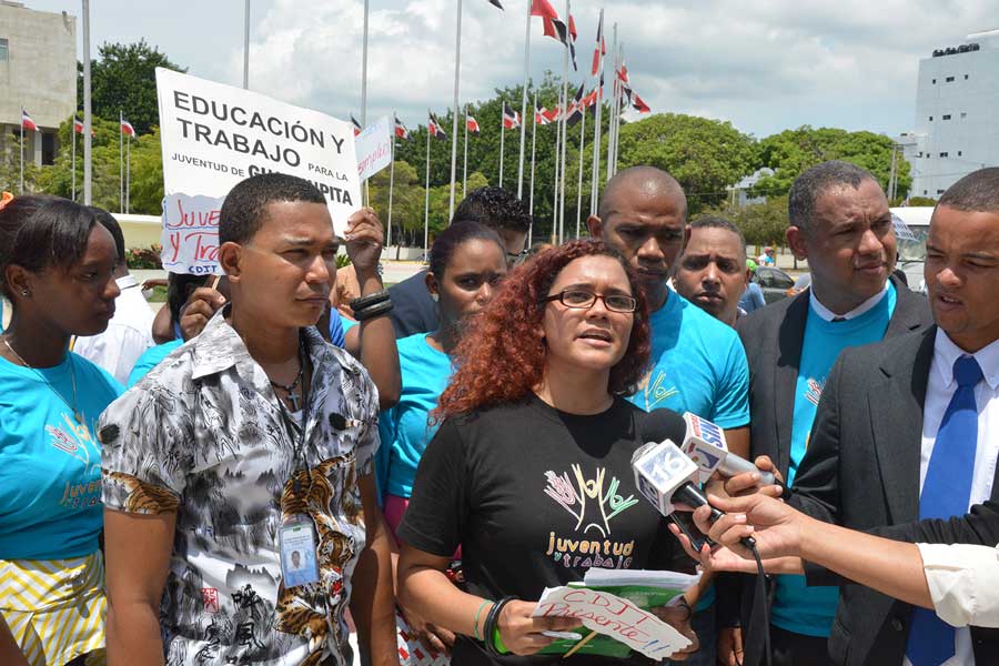 Los jóvenes protestaron en el Ministerio de Trabajo y en la parte frontal del Congreso Nacional./ Lésthar Alvarez