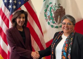 La secretaria de Comercio en Washington, Gina Raimondo, acordó trabajar junto a su homóloga en Economía de México, Raquel Buenrostro, en presentar durante el bimestre del 2023 al sector privado las ventajas y oportunidades para la relocalización de empresas. | Milenio.