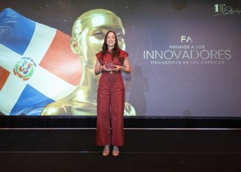 Bianca Albino, product owner de la solución de Pagos de Qik, recibió el premio en nombre de Qik Banco Digital.