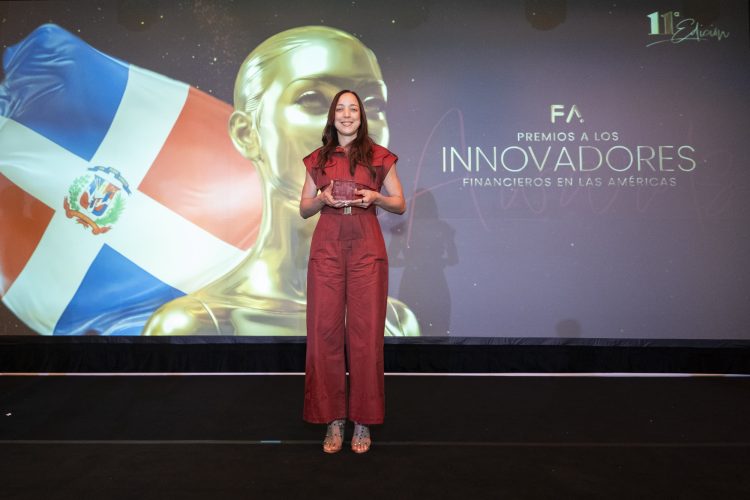 Bianca Albino, product owner de la solución de Pagos de Qik, recibió el premio en nombre de Qik Banco Digital.