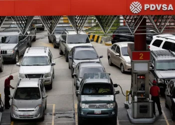 Largas filas en Venezuela para abastecerse de gasolina. | Marco Bello, Reuters.