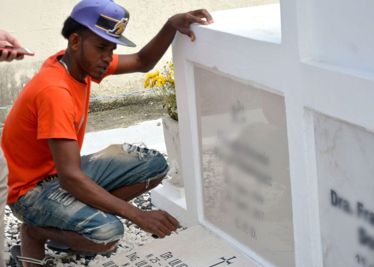Las lápidas tienen dos precios, ya que dependiendo de su tamaño cuestan entre RD$4,000 y RD$8,000. | Lésther Álvarez