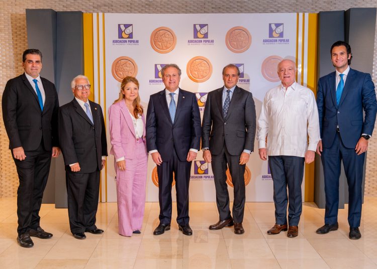 Leandro Sebele, Luis López, Mónica Armenteros, Gustavo Ariza, Lawrence Hazoury, Pedro Esteva y Serguey Forcade. | Fuente externa.