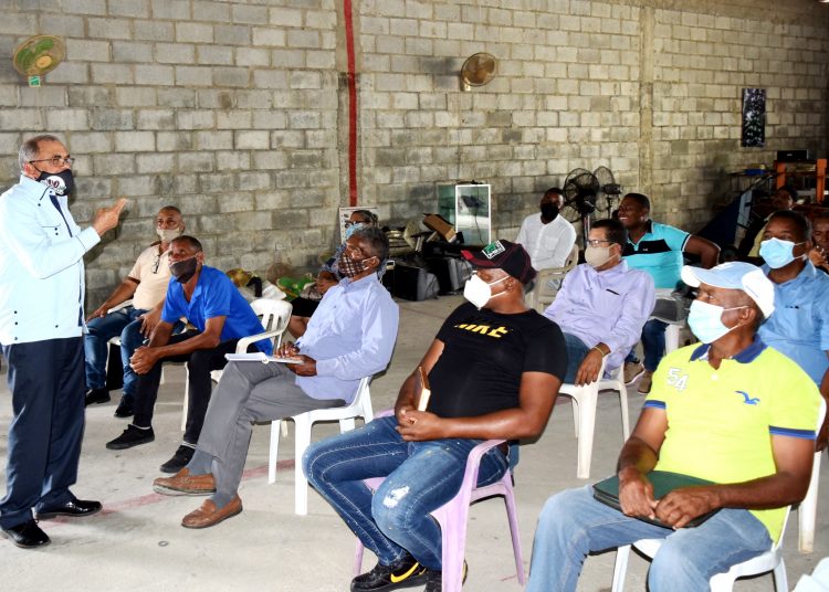 Leónidas Batista Díaz y  caficultores.