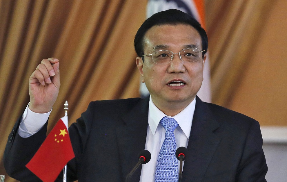 chinese premier li speaks with the media during the signing of agreements ceremony with india's pm singh in new delhi