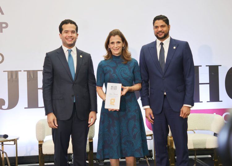 Los galardones fueron entregados por los senadores Omar Fernández, del Distrito Nacional, y Gustavo Lara, de San Cristóbal.