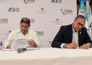 Ministro de Agricultura, Limber Cruz, junto a Ángel David Taveras, director ejecutivo del ODAC. - Fuente externa.