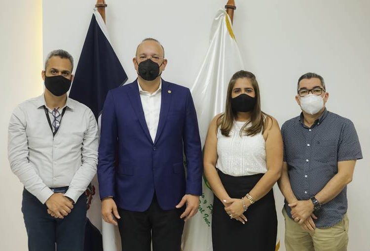 Líderes del sector industrial en La Vega, representantes del Parque Privado Zona Franca La Vega junto  a Ulises Rodriguez Guzman; director general de Proindustria.