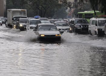 Las personas deben abstenerse de cruzar ríos, arroyos y cañadas que presenten alto volúmenes de agua. Fuente externa.