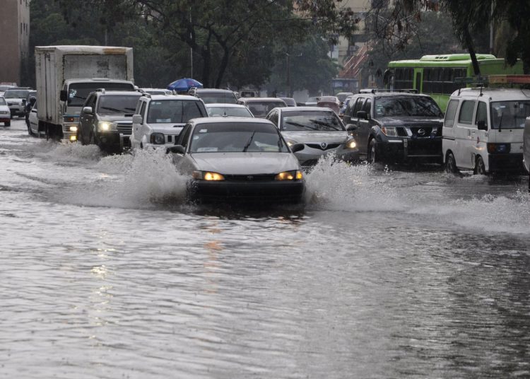 Las personas deben abstenerse de cruzar ríos, arroyos y cañadas que presenten alto volúmenes de agua. Fuente externa.