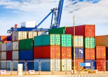 El informe propone implementar programas de formación dual, donde los estudiantes combinen experiencia práctica con conocimientos teóricos, asegurando la disponibilidad de talento calificado.