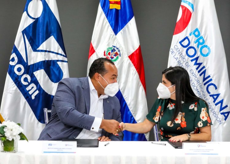 Lorenzo Ramírez, director general del Indocal, junto a Biviana Riveiro Disla, directora ejecutiva de ProDominicana.