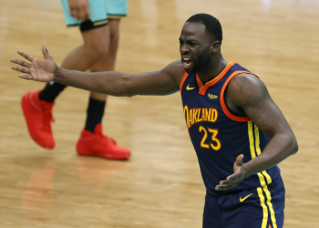 Green perdió la calma y siguió protestando varios segundos antes de dejar la pista.