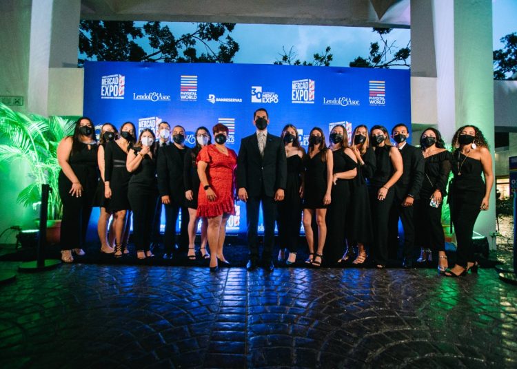 Los directores José Martín Morillo y Erika Valenzuela, junto a sus estudiantes.