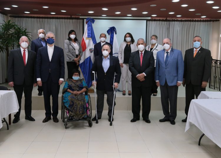 Los ministros Luis Miguel de Camps y Darío Castillo con la Junta Directiva Nacional.