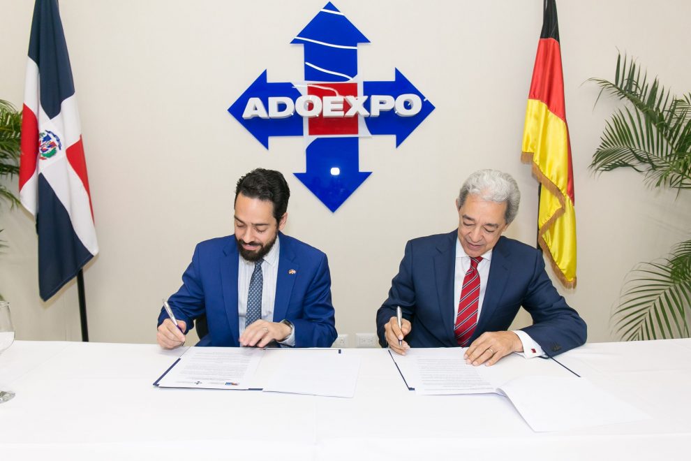 los presidentes de adoexpo y cc da, luis concepción y fabio guzmán saladín, firman el acuerdo
